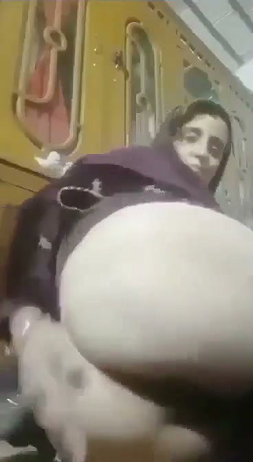 Muslim aunty Fingering her pussy