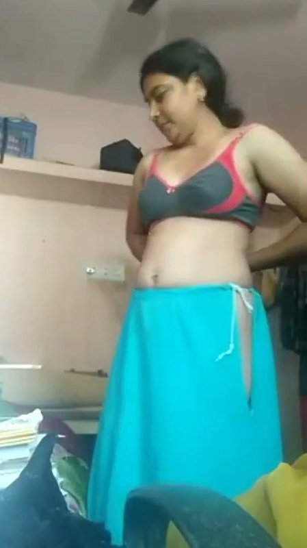 Bhabhi saree undress  wear