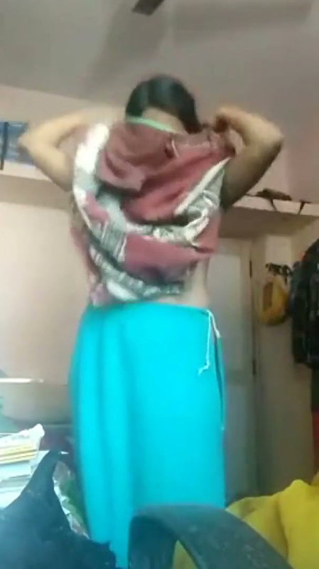 Bhabhi saree undress  wear