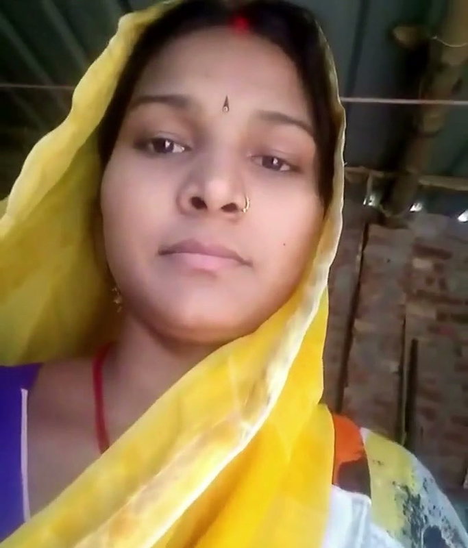 Village bhabhi showing her ash