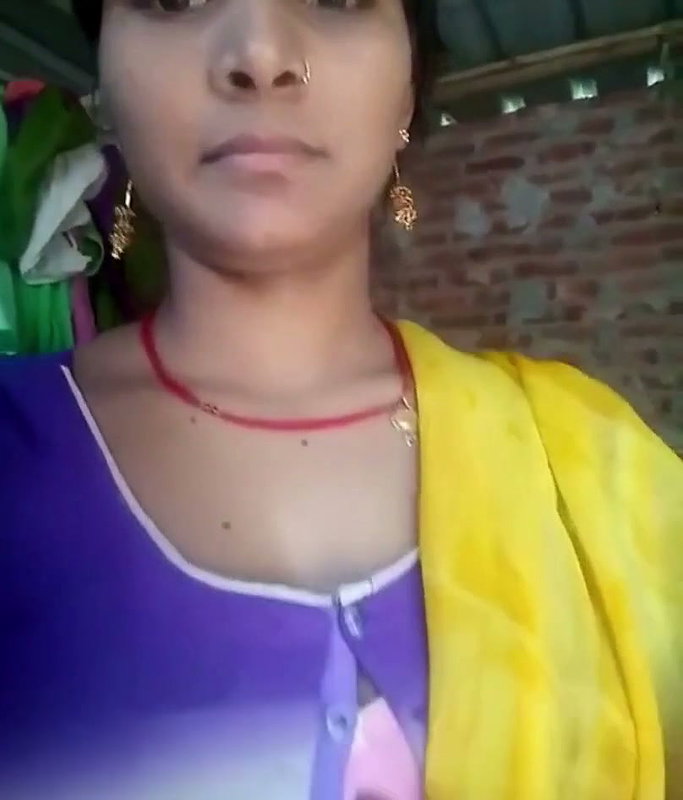 Village bhabhi showing her ash