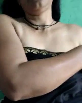 Mature aunty showing her boobs  taking on live