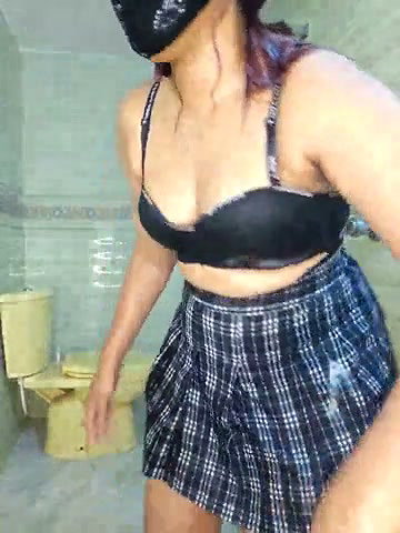 Indian girl bathing  show her ass