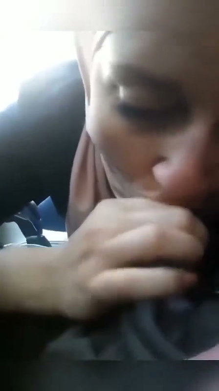 Pakistani girl Giving Blowjob Fucking With Lover Inside Car
