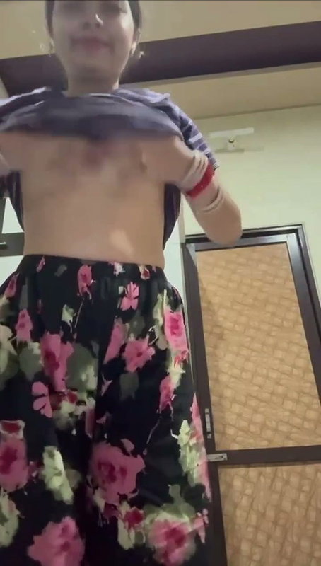 New update newly married bhabhi showing her figure to bf