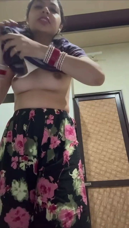 New update newly married bhabhi showing her figure to bf