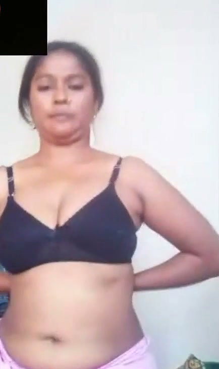 Hot aunty showing her figure on video call