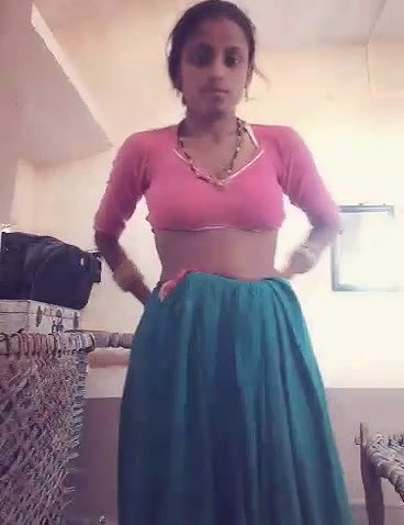 Aunty undress her clothes and show