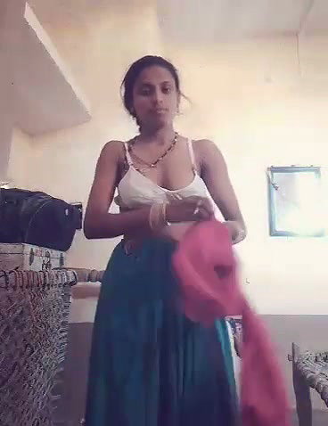 Aunty undress her clothes and show