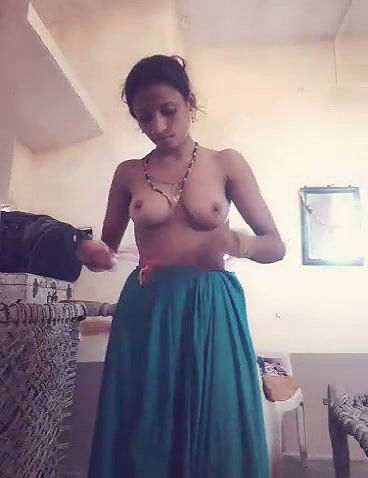 Aunty undress her clothes and show