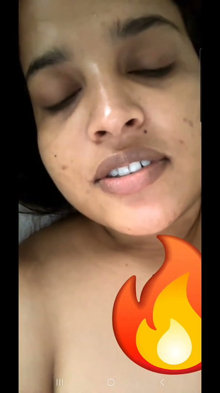 Sexy aunty show her huge boobs