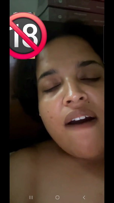Sexy aunty show her huge boobs
