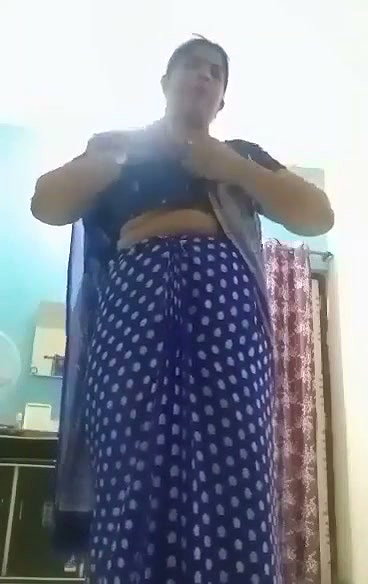 mature aunty undress her saree  show