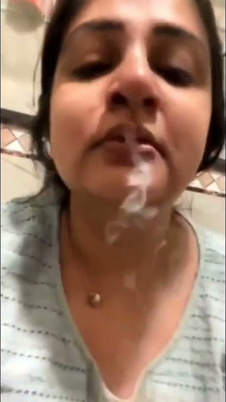 Bhabhi showing her huge boobs