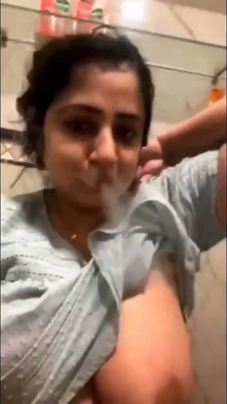 Bhabhi showing her huge boobs