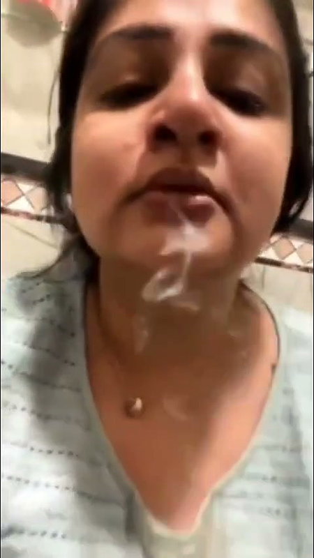 Bhabhi showing her huge boobs