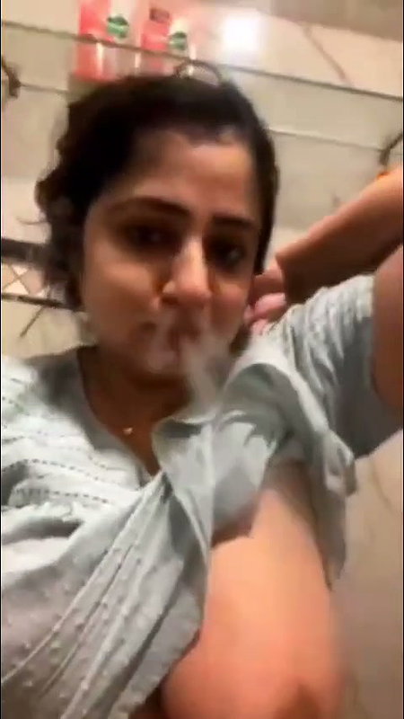 Bhabhi showing her huge boobs