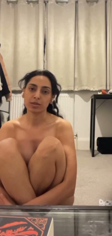 Desi babe showing her small tits