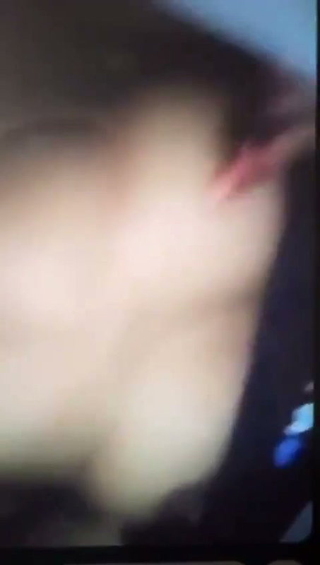 boob dikhake chut mein ungli kri