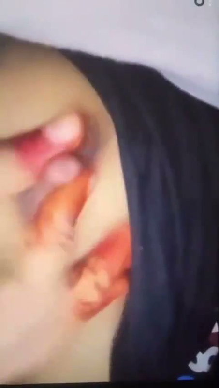 boob dikhake chut mein ungli kri