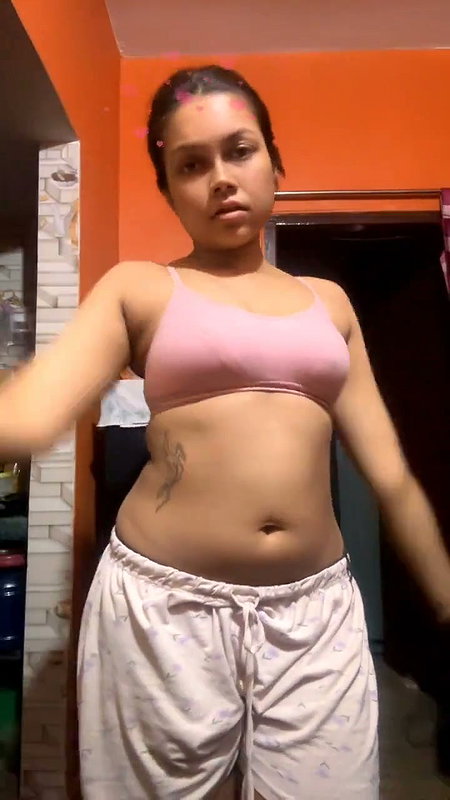Desi girl showing her boobs