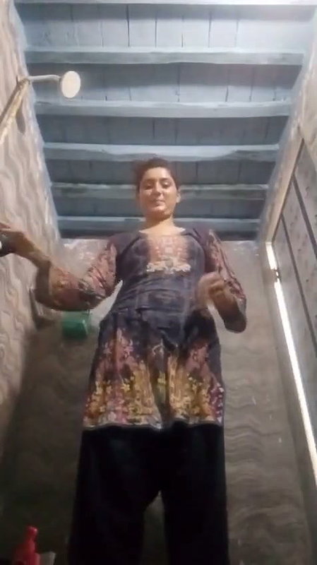 Aunty showing shaking her nude body