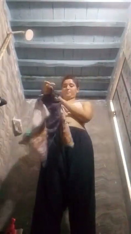Aunty showing shaking her nude body