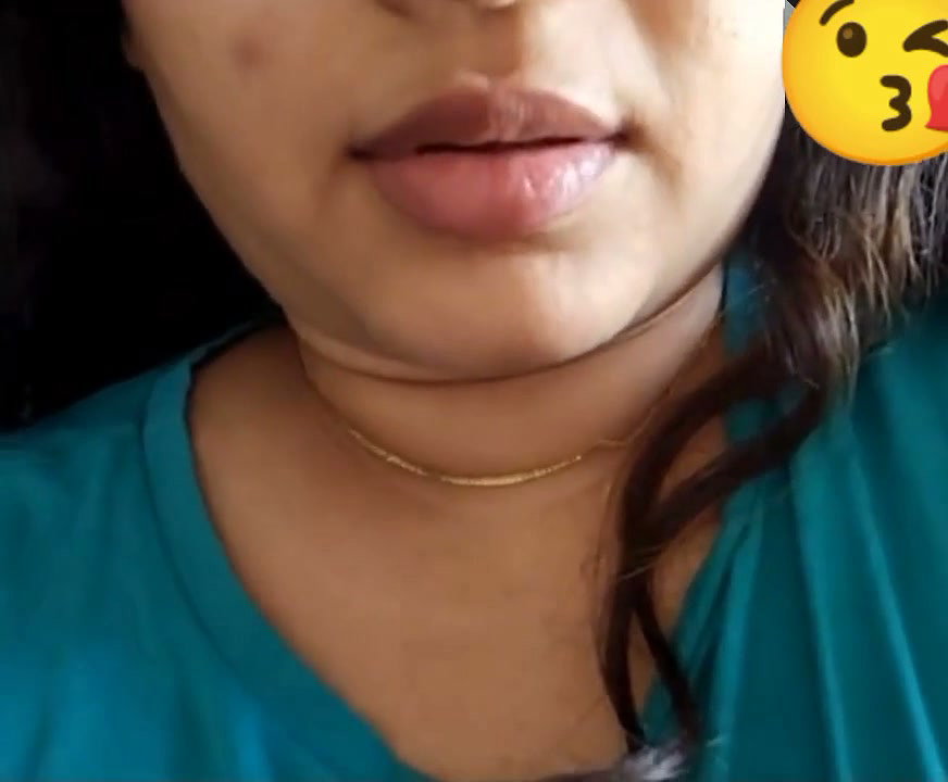 Aunty try to put dilo in her pussy