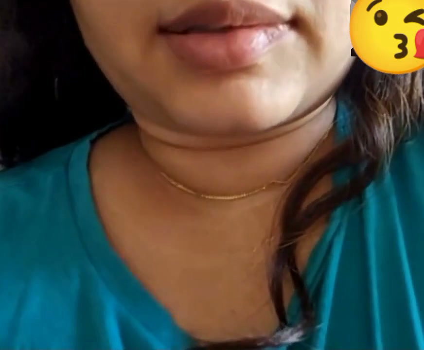Aunty try to put dilo in her pussy