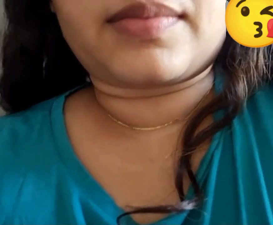Aunty try to put dilo in her pussy
