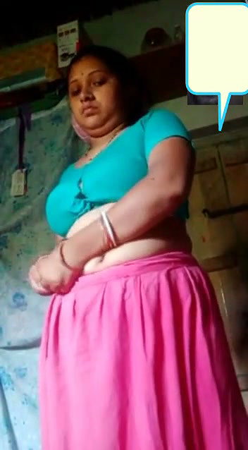 Bhabhi show her pussy wearing saree