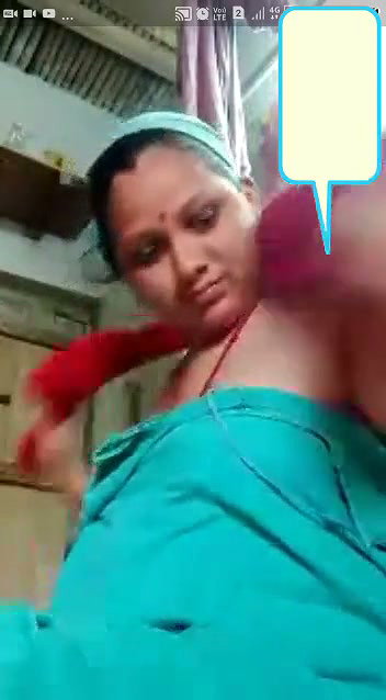 Sexy bhabhi show her huge boobs