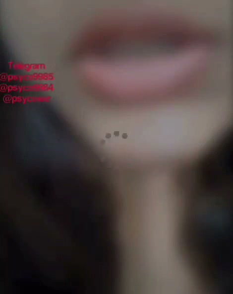 Sexy girl fingering show boobs on live