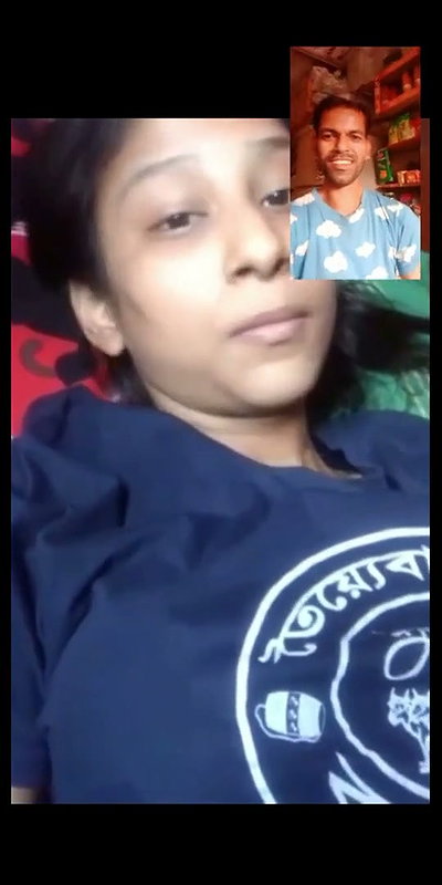 Sexy girl show her boobs in vc