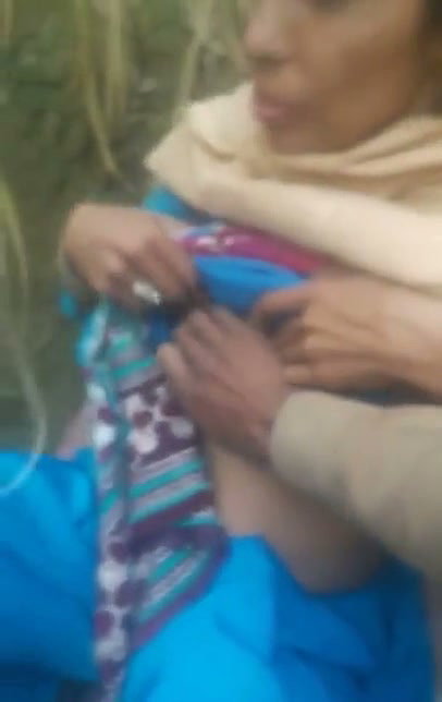 Aunty show boobs fuck in field