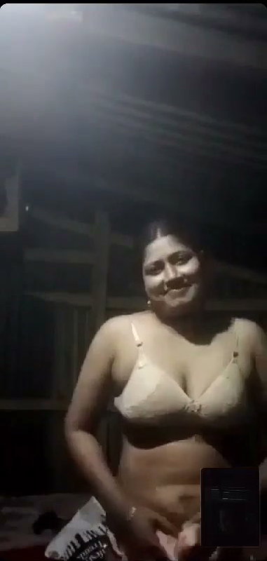 Sky aunty show her pussy