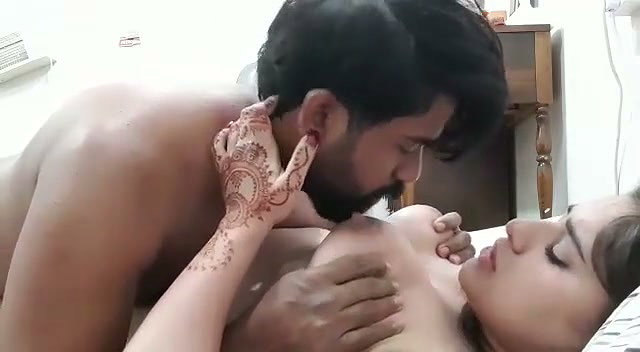 Chuchiyan Dabake Nipple Chooste Huye Desi Couple Ki Masti