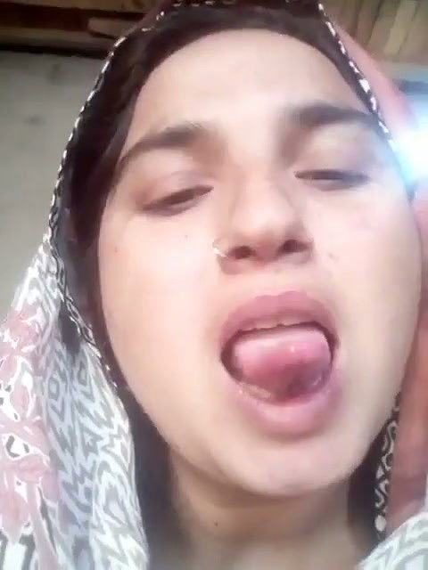 Muslim girl show her pussy