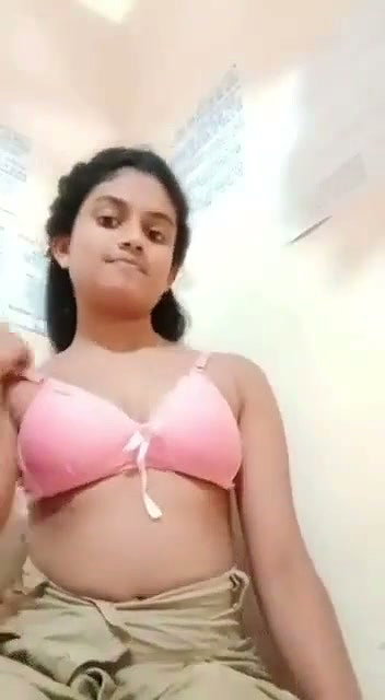bra kholke boob dikhayi