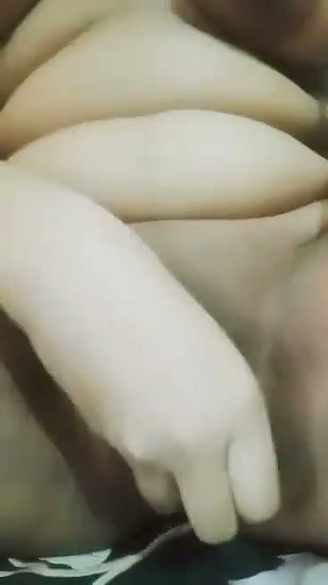 nangi ladki ne chut mein ungli kri