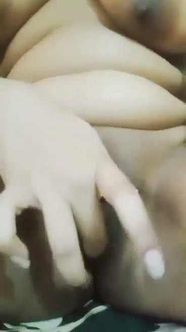 nangi ladki ne chut mein ungli kri