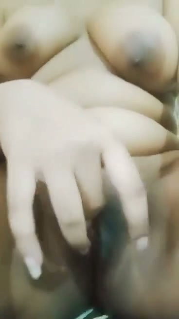 nangi ladki ne chut mein ungli kri