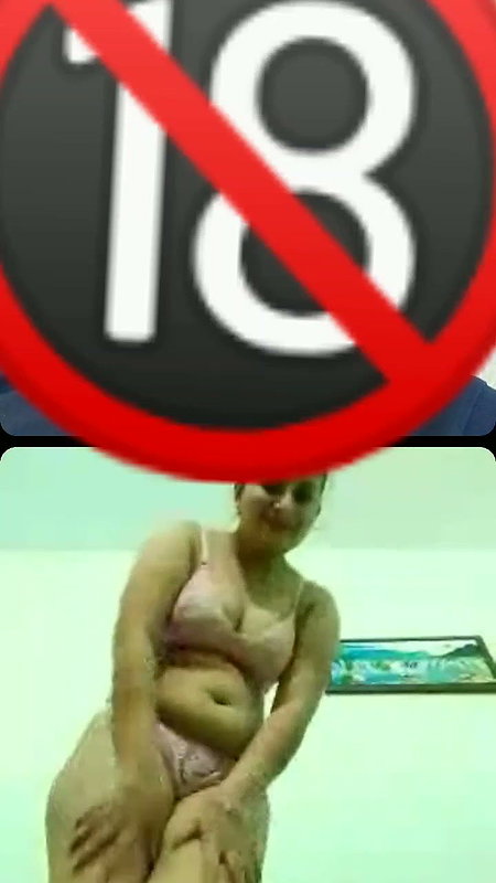 Aunty show her pussy