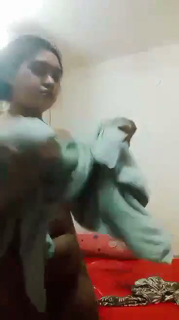 nangi ladki ne kapde pehni