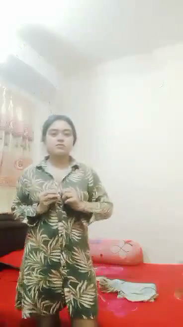 nangi ladki ne kapde pehni