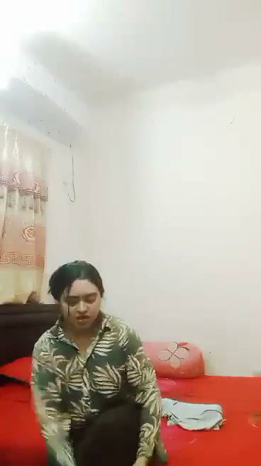 nangi ladki ne kapde pehni
