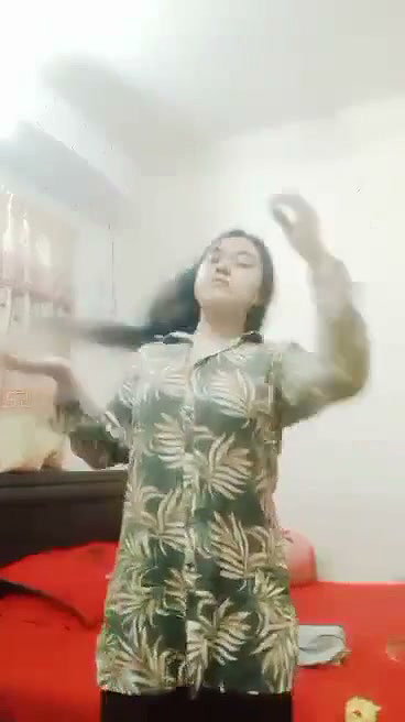 nangi ladki ne kapde pehni