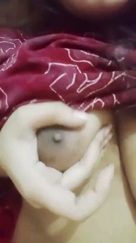shirt kthake boob dikhayi