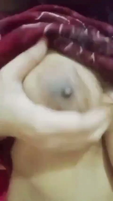 shirt kthake boob dikhayi