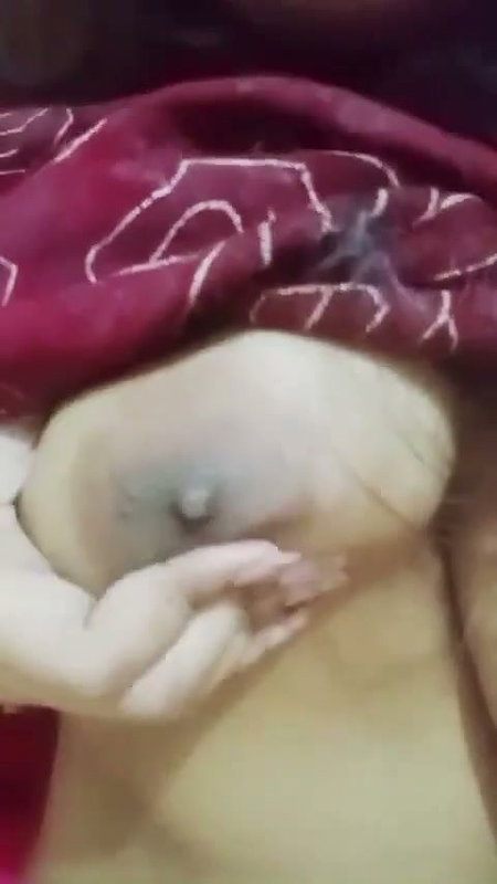 shirt kthake boob dikhayi